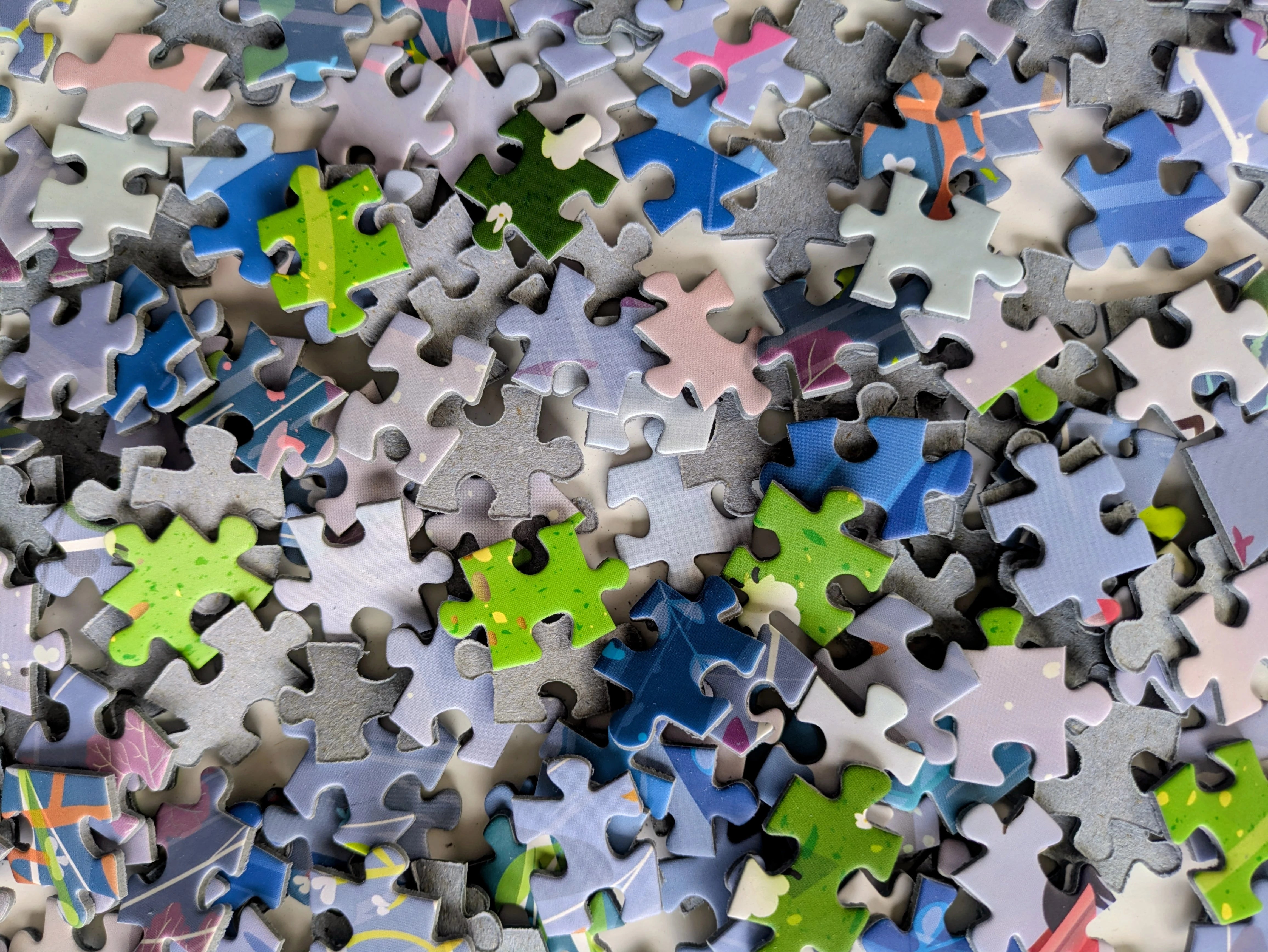 photo de pièces de puzzles avant d'être assemblées