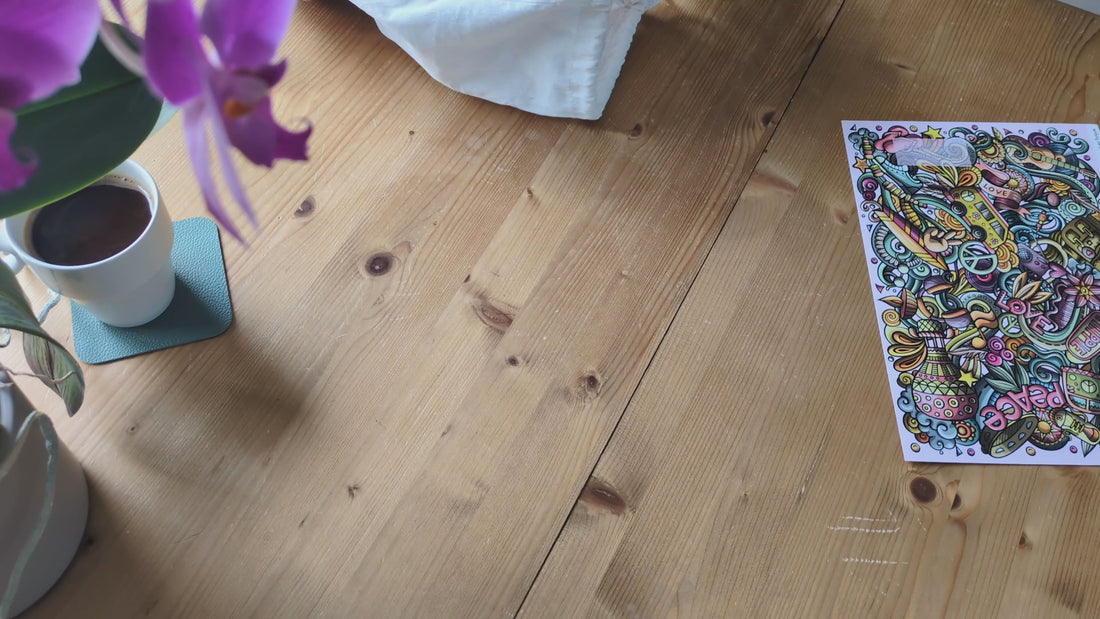 vidéo d'un homme qui fait un puzzle en buvant un café