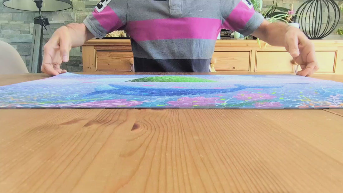Vidéo d'une personne qui tient un puzzle terminé verticalement
